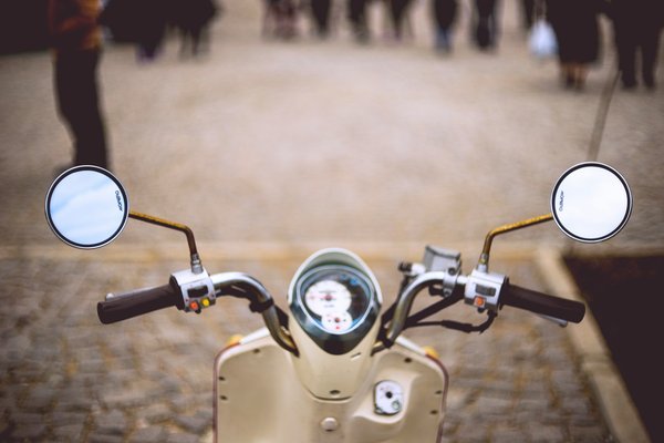 Comment choisir et monter des rétroviseurs avec clignotants intégrés sur une moto sportive?